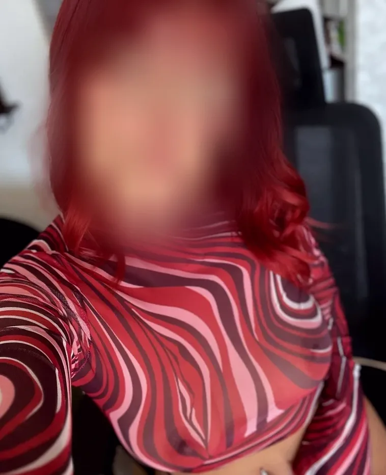 Nicola, 26